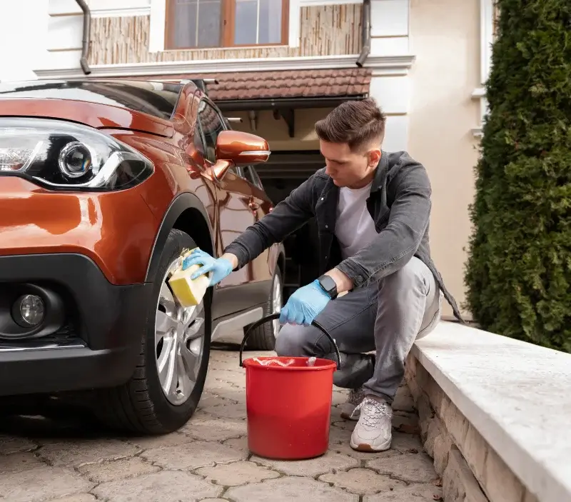 Lavage auto à domicile Basly : professionnel intervenant sur un véhicule